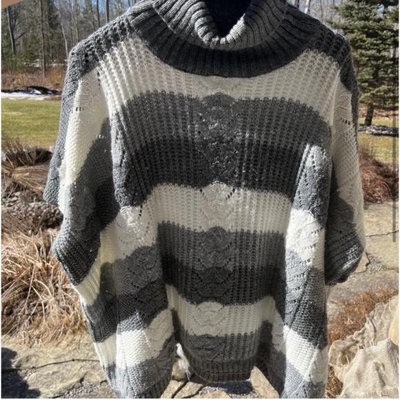M Made in Italy Pullover Poncho Grey and White Stripes Size S Like New - Picture 3 of 7